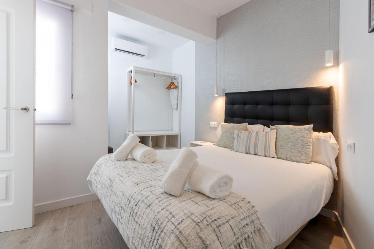 Nine O Clock San Luis Skyview Apartment Севиля Екстериор снимка